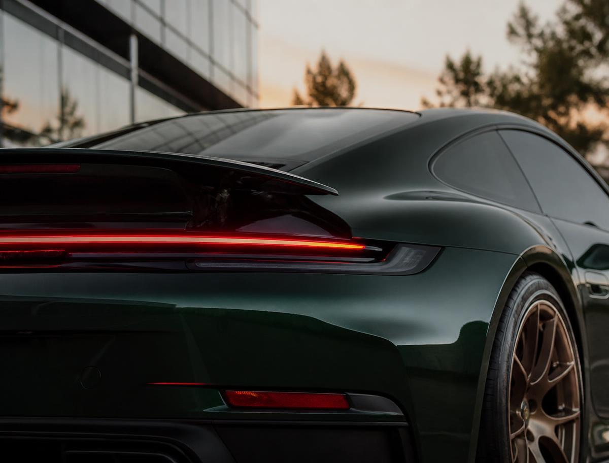 Tamsiai žalio Porsche 911 galinės dalies detalė